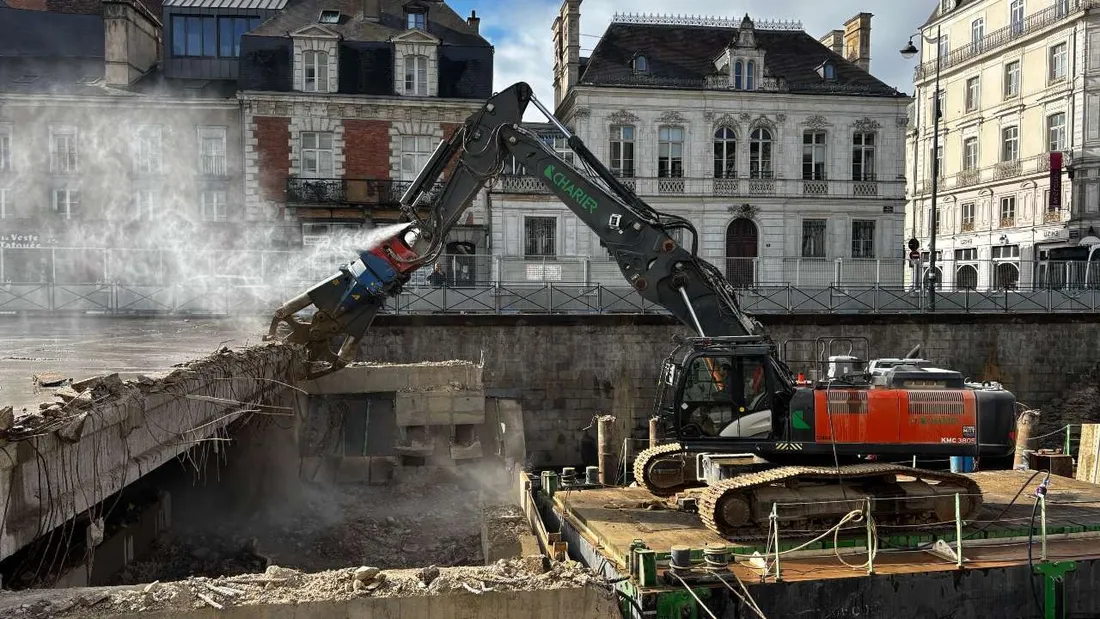 Un peu plus de 4 000 tonnes de bétons ont déjà été enlevés. La Vilaine réapparaît. 