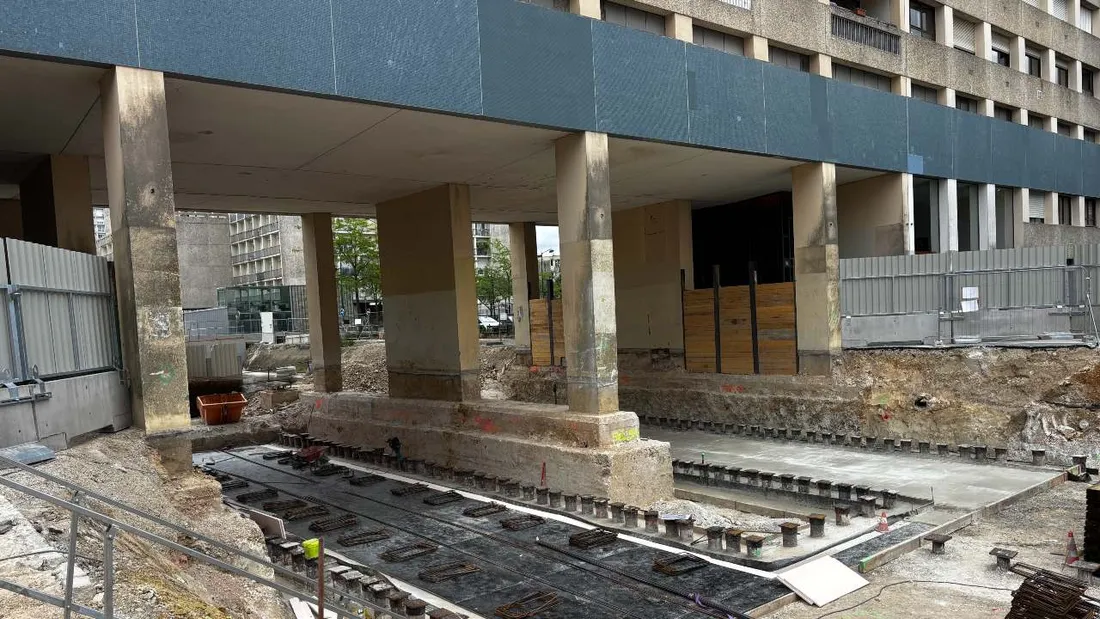 Les travaux de prolongement de la ligne A se déroulent même sous les immeubles.