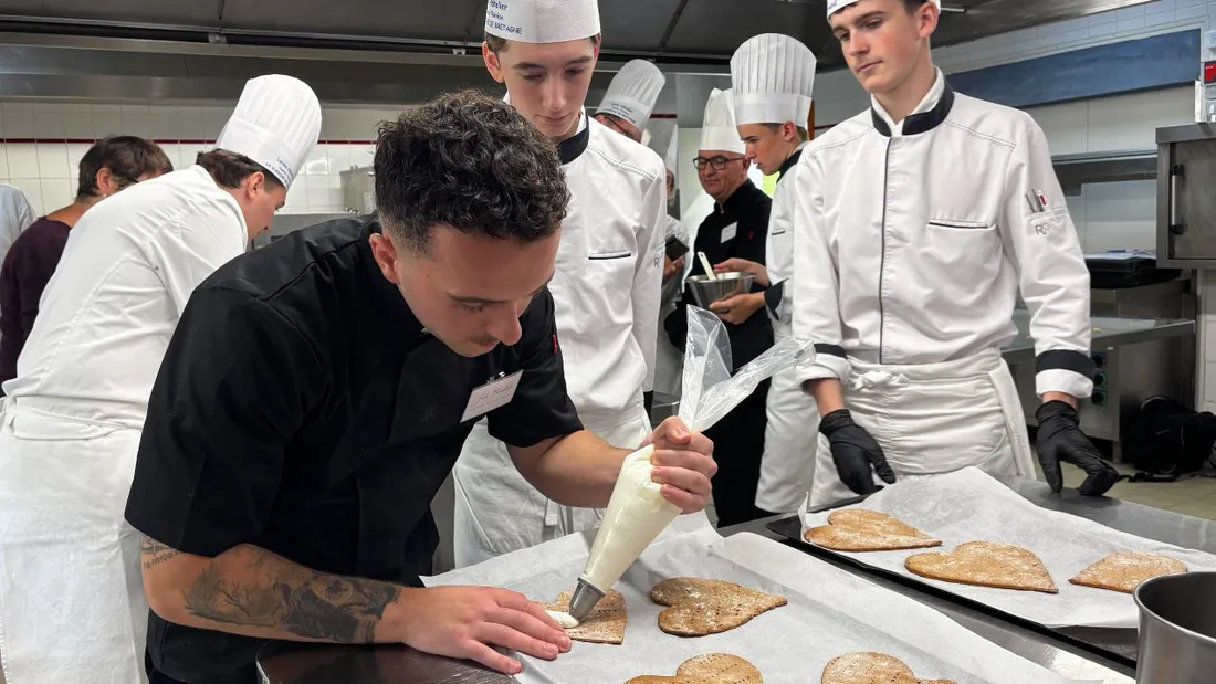 Au total, sept élèves et deux pâtissiers ont confectionné pendant trois heures des Sainte-Thérèse.
