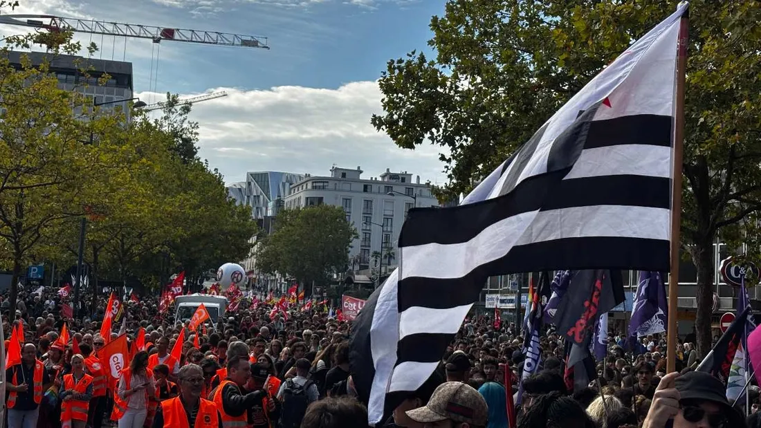 À Rennes, près de 6 000 personnes se sont réunies, esplanade Charles de Gaulle. 