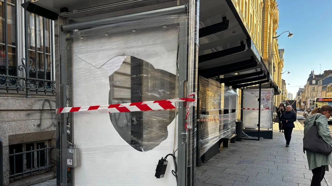 Tous les abris de bus autour de la Place de la République, à Rennes, ont été cassés. 