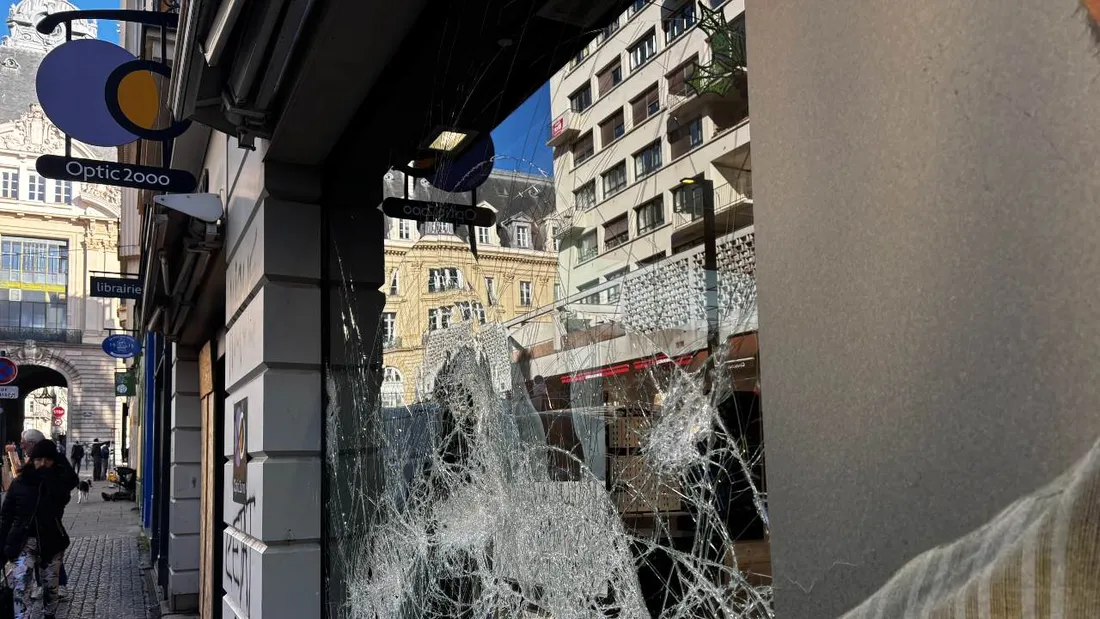 Devant le magasin de François Cogrel, les dégâts sont importants. 