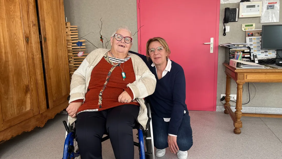Marie Renée, candidate à l'élection Miss grand-mère (gauche) et Christelle Brillouet, animatrice.