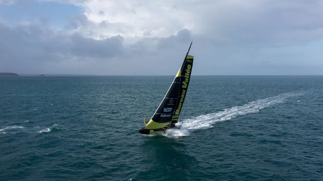 Avec un bateau construit en 2020, le duo de Saint-Malo vise quand même les cinq premières places. 