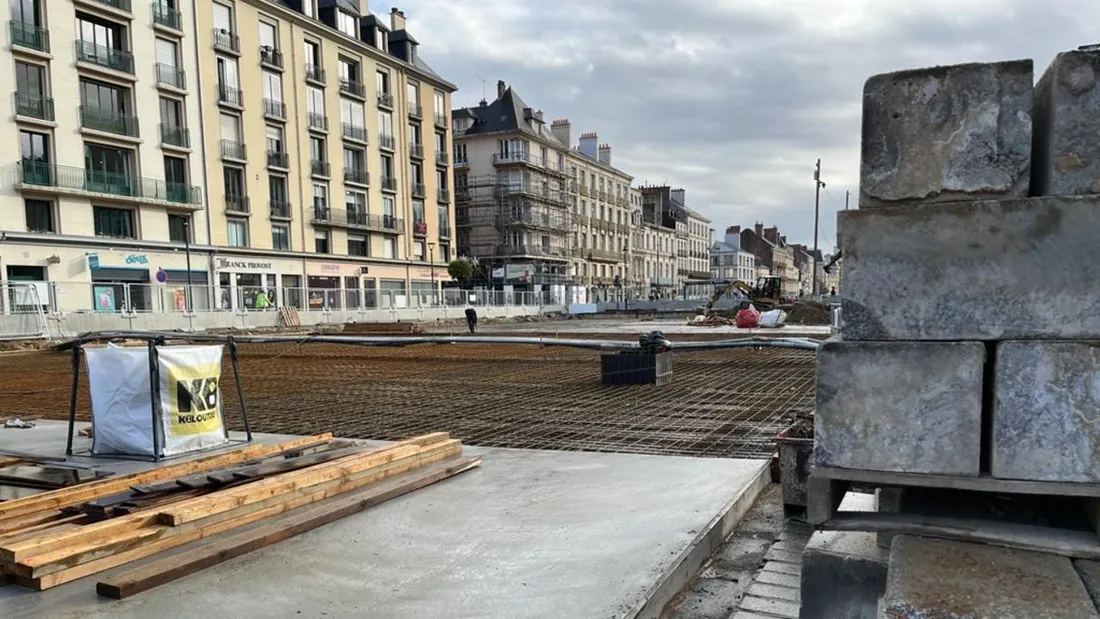 Une nouvelle dalle en béton, sur plus de 4 000m2, est en train d'être coulée.