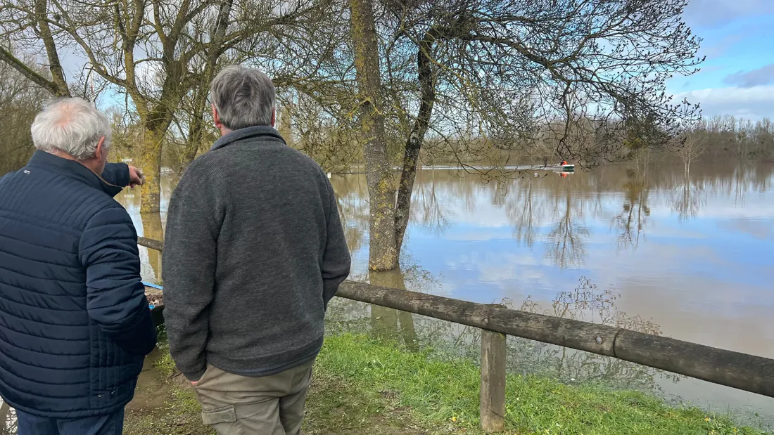 Des habitants discutent à l'approche de la barque 