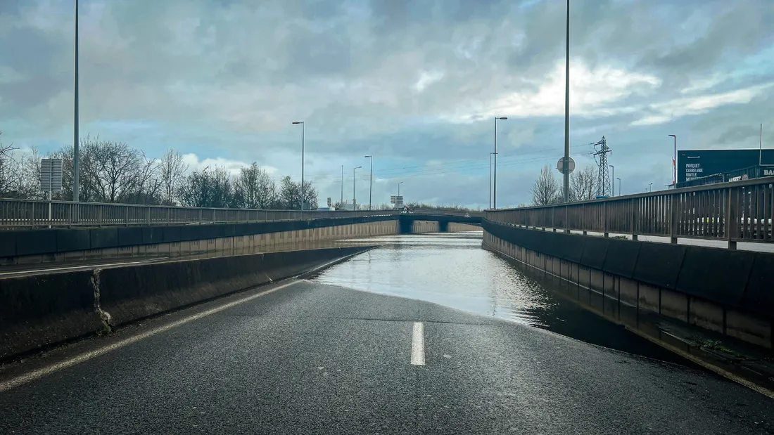 Inondations d'une route à Angers 