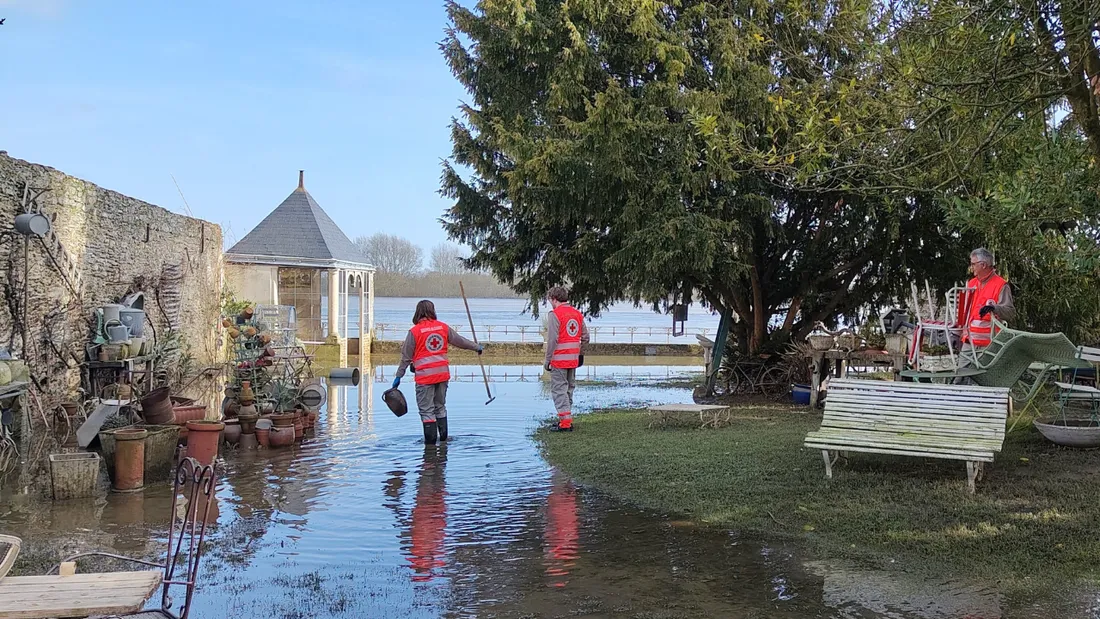 À Cheffes, les habitants et les bénévoles retrouvent les maisons après les inondations. 
