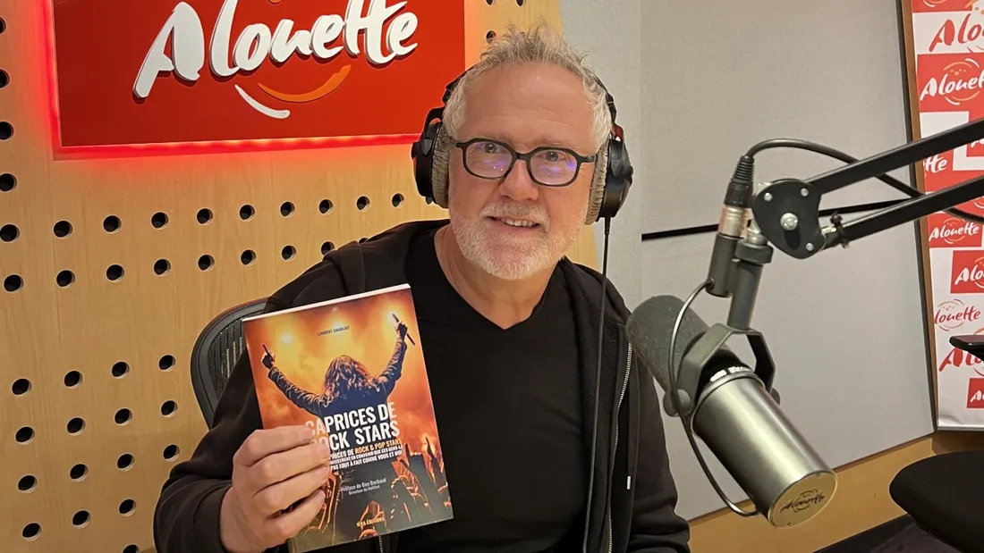 Laurent Charliot dans le studio Alouette avec et son livre "100 caprices de rock et pop stars".