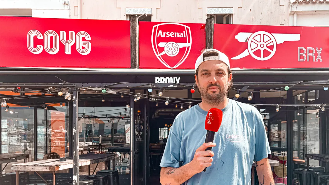 Paul Mathorez, devant son établissement entièrement décoré aux couleurs d’Arsenal
