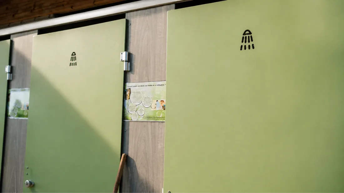 Les douches du camping Les Pinèdes de la Caillauderie 