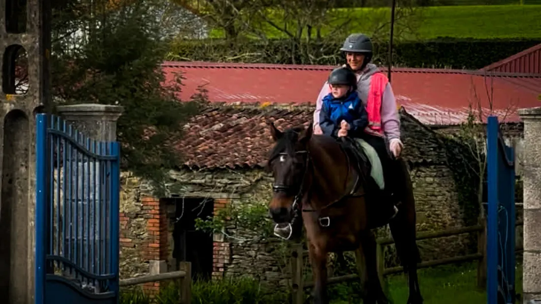 Clara Chevalier et son fils à cheval en Vendée