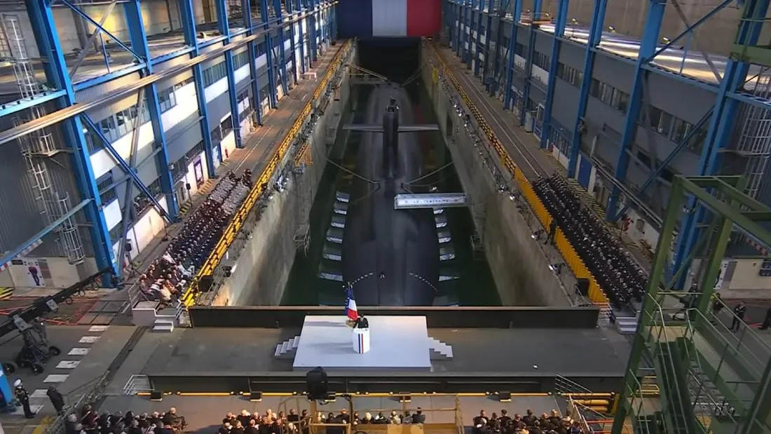 Debout devant un sous-marin nucléaire, Emmanuel Macron, a réalisé plusieurs annonces. 