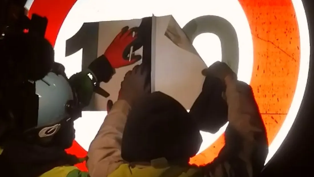 Changement de vitesse sur panneau de l'autoroute A20