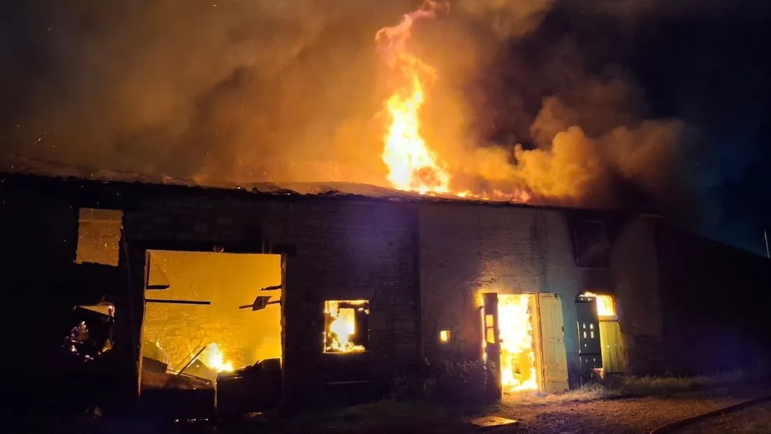 Incendie d'une grande de 200 m2 à Beauvoir-sur-Niort.
