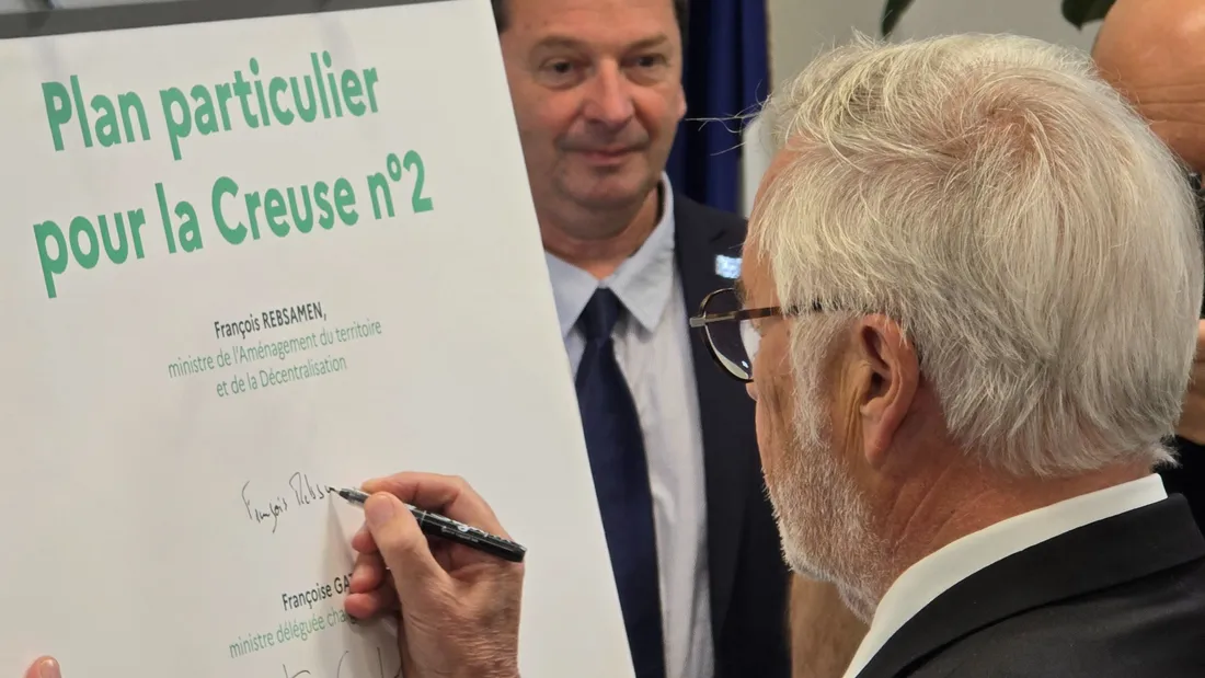 Signature du PPC2 par François Rebsamen
