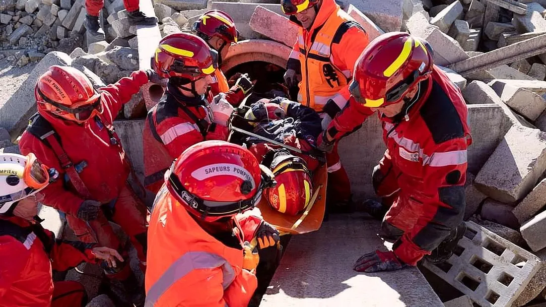 Intervention des Pompiers de l'Urgence Internationale sur un séisme (Illustration)