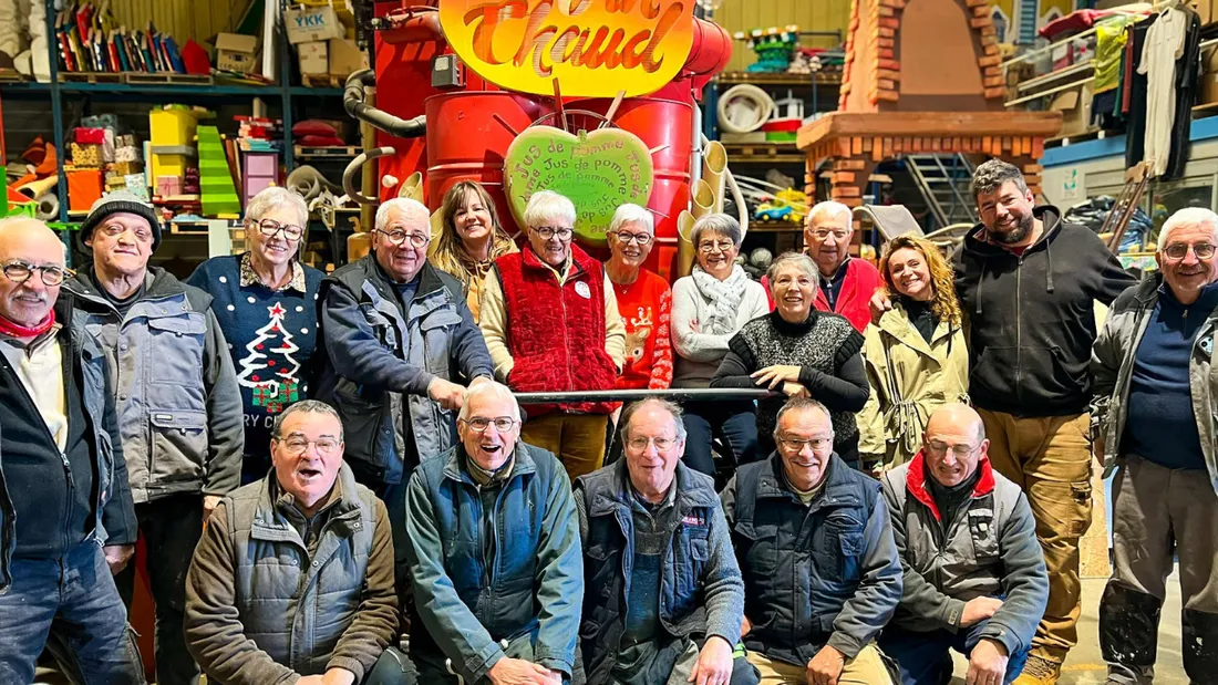 Les bénévoles de l’association SPOT préparent les chars et les décors de la grande parade de Noël 