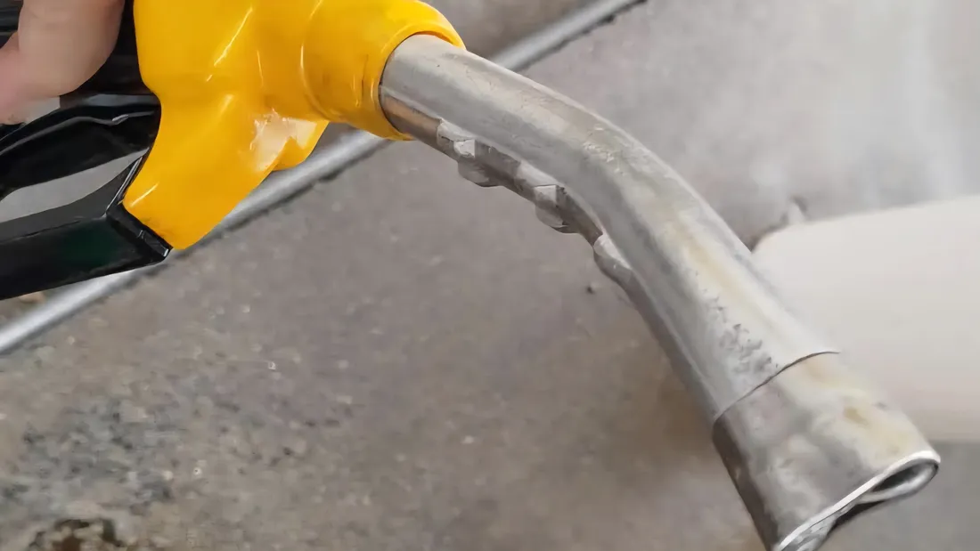 Un pistolet de pompe à essence aplati