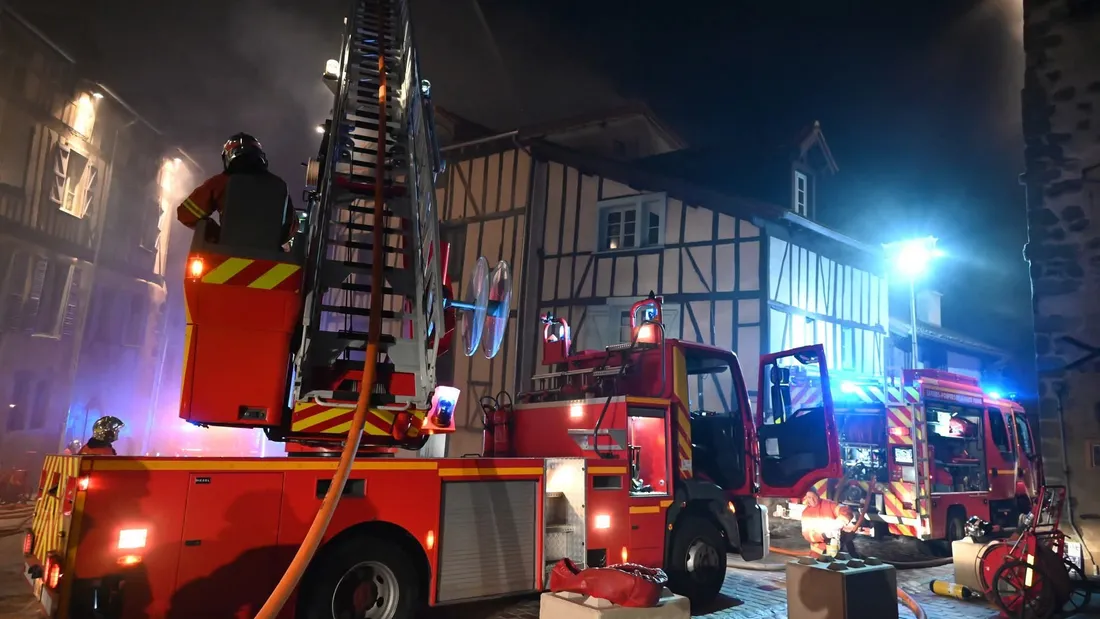 Les pompiers en intervention sur un incendie rue Porte-Panet à Limoges