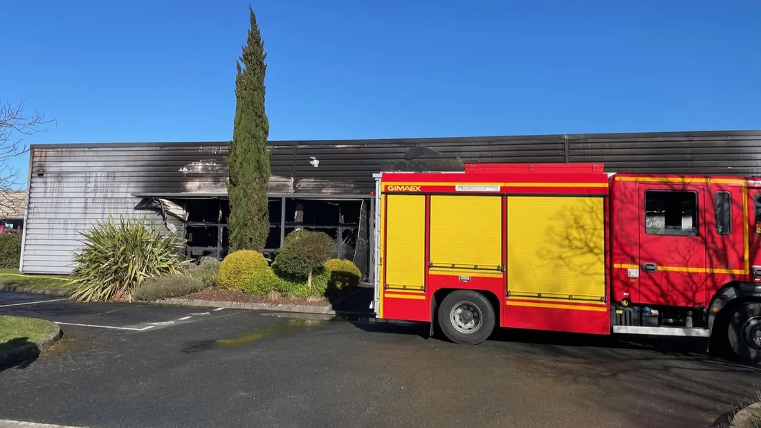 Un véhicule du SDIS85 après l'incendie de l'usine Mecapack de Pouzauges le 29 mars 2023