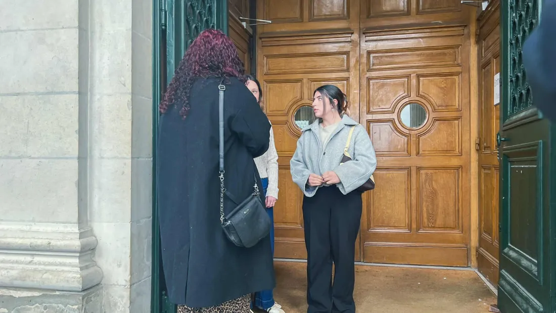 Plusieurs victimes du drame devant le tribunal d’Angers, ce lundi 17 novembre 2025.