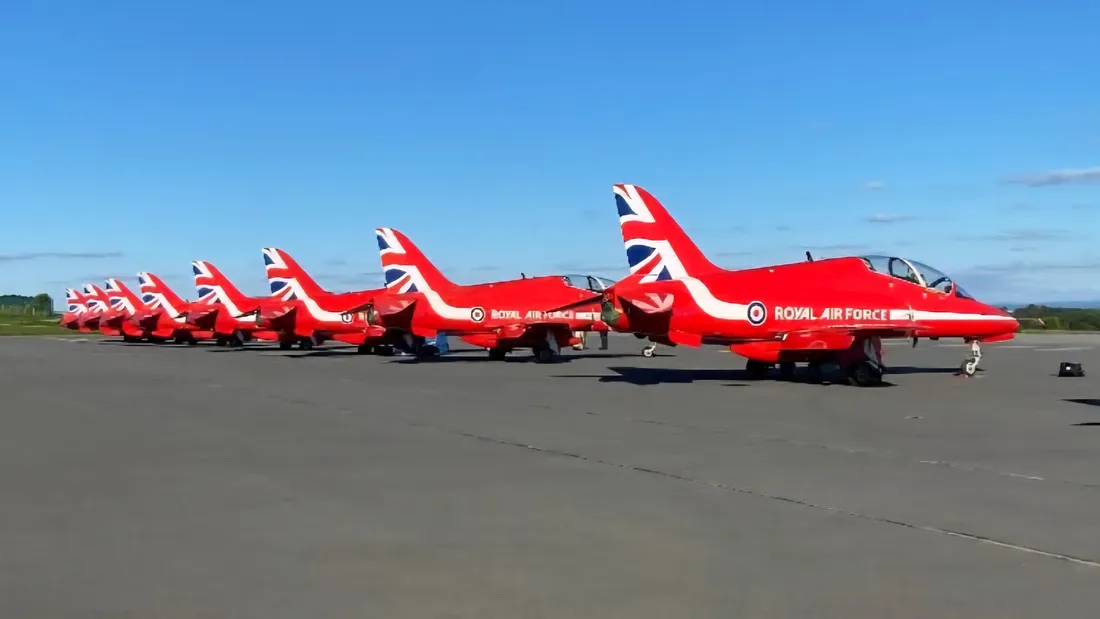 Les 9 T-45 Goshawk de la patrouiille Reds Arrows de la R.A.F.