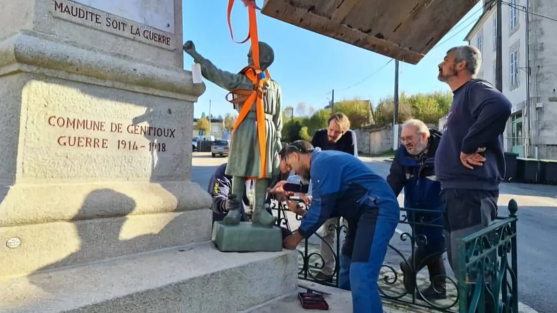 Retour de la statue de l'écolier devant le monument aux morts de Gentioux-Pigerolles (Creuse)