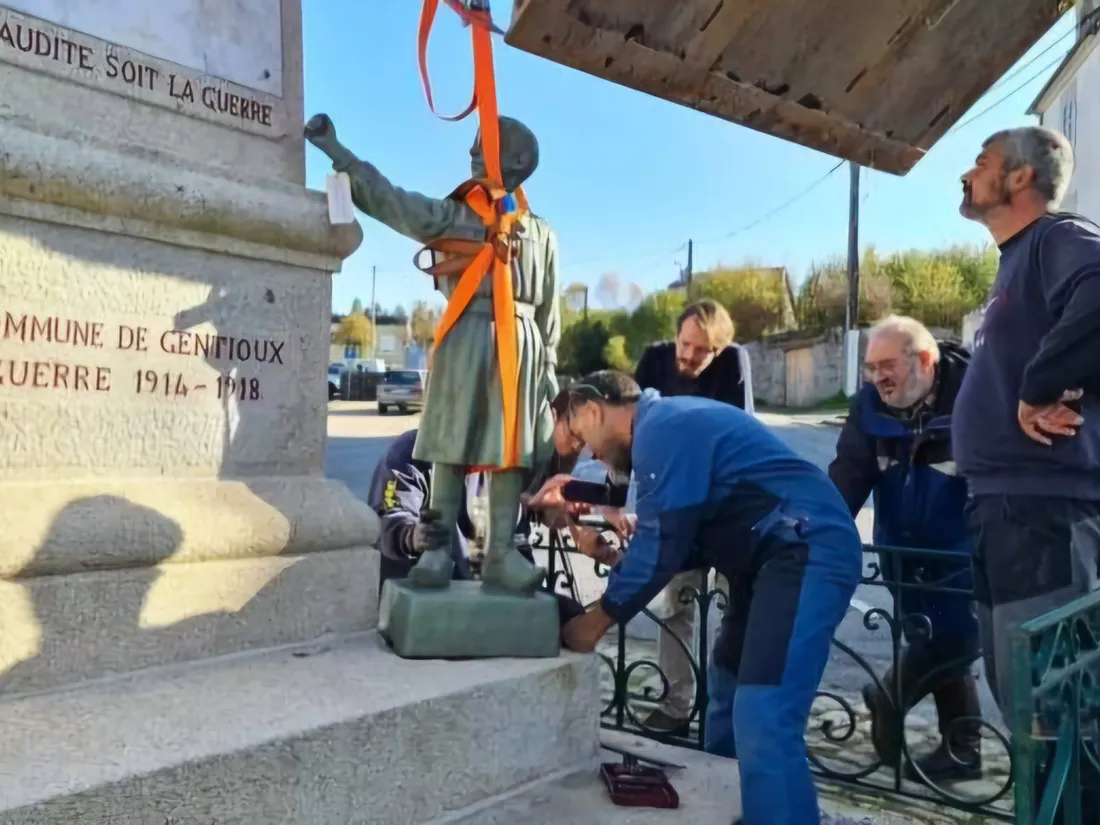 Retour de la statue de l'écolier devant le monument aux morts de Gentioux-Pigerolles (Creuse)