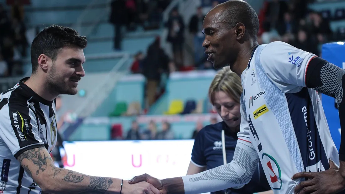 Poignée de main entre deux joueurs 