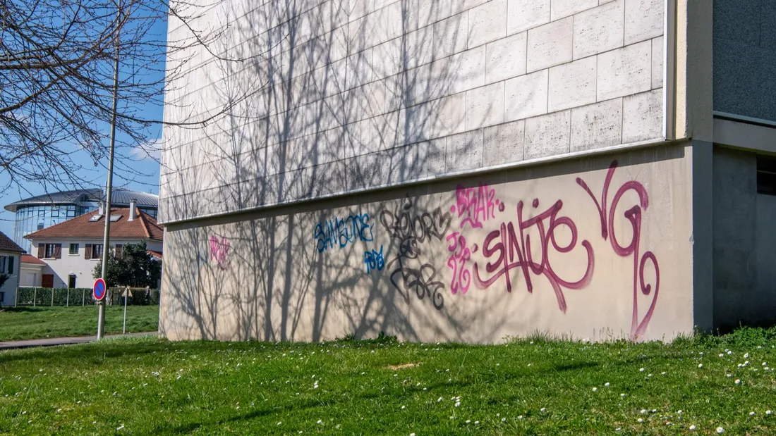 Tags sur bâtiment du quartier du Sablard