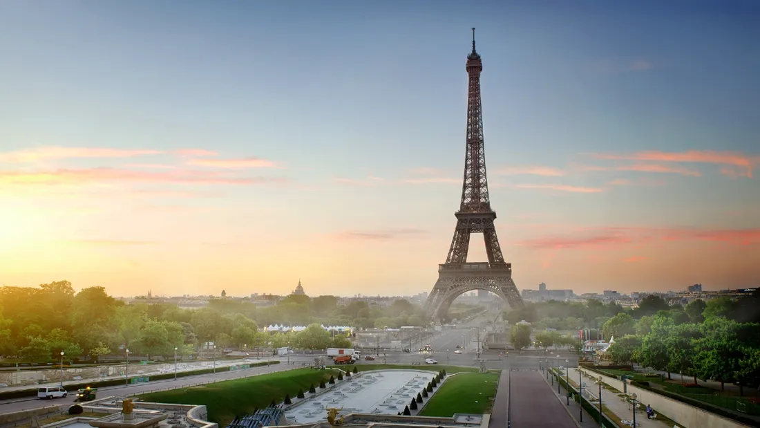 Il saute de la tour Eiffel en parachute, la police l’interpelle