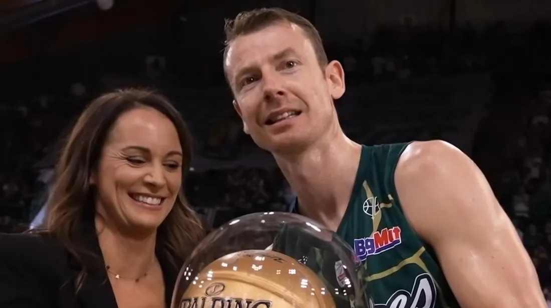 Nicolas Lang reçoit le trophée de la Ligue des mains de sa femme Clarisse