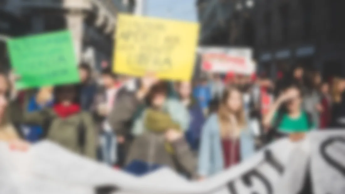 Une foule floue proteste dans les rues