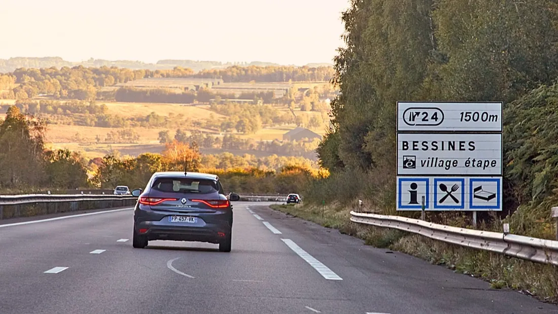 Panneau de signalisation d'un Village étape sur A20