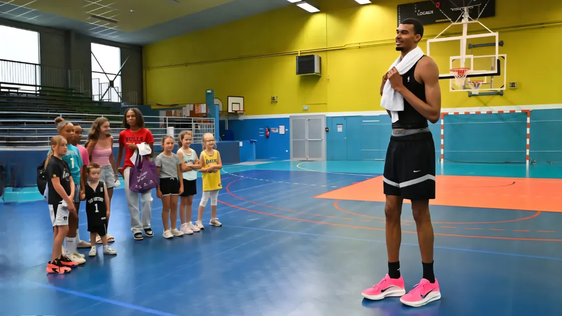 Victor Wembanyama avec les jeunes du CAB Basket