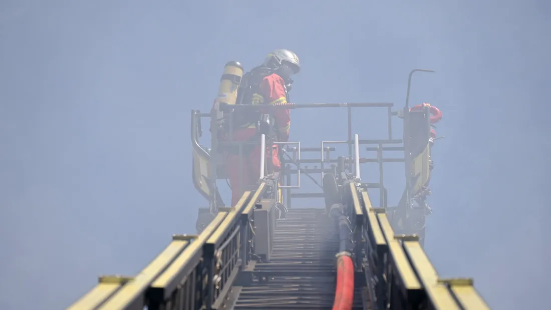 Grande échelle des pompiers (illustration)