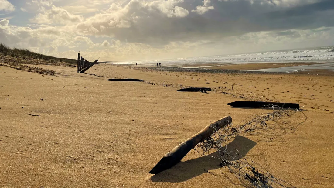 Les dunes reculent lors des grandes marées, commune ici sur une plage de Brétignolles-sur-Mer 