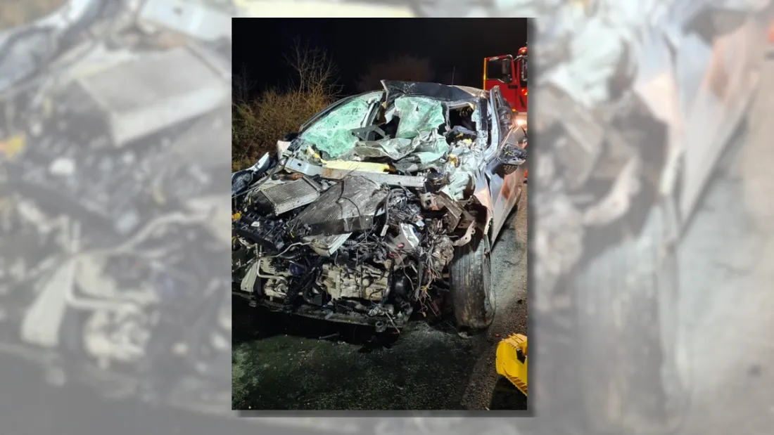 Image spectaculaire de la voiture accidentée.