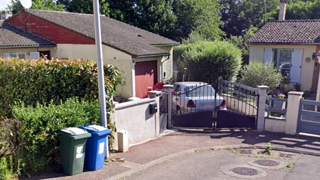 Portail du pavillon où ont été découverts les restes humains