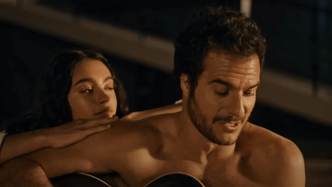 Amir dans le clip de Rétine