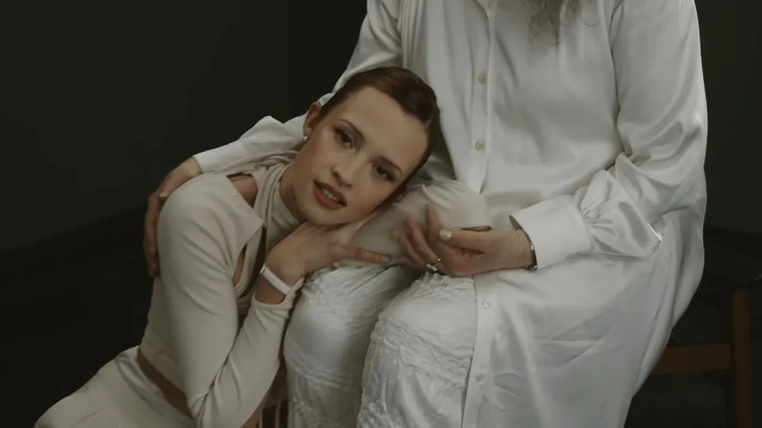 Angèle nous émeut dans le clip de "Le temps fera les choses"