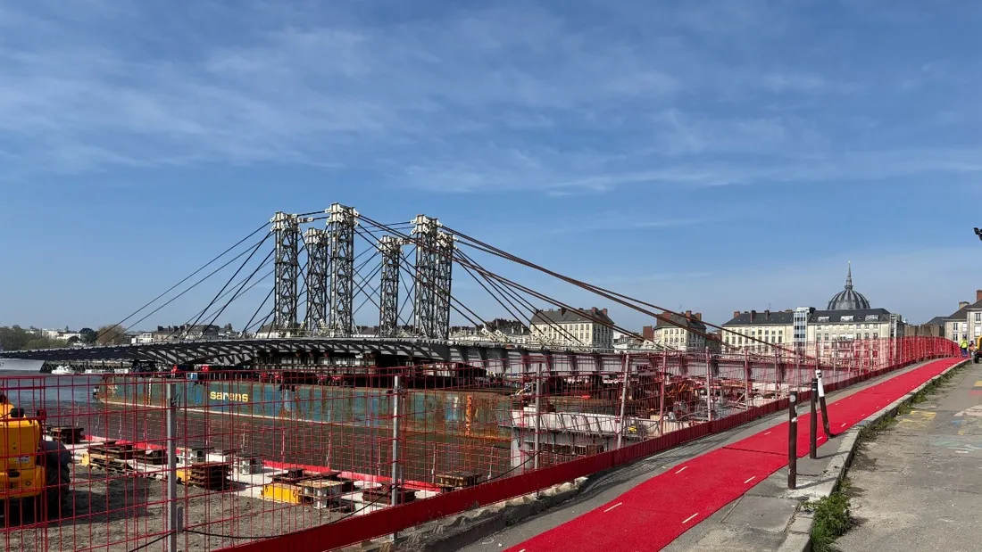 Le tablier du pont Anne de Bretagne a été positionné le long de l'actuel pont ce mardi 24 mars
