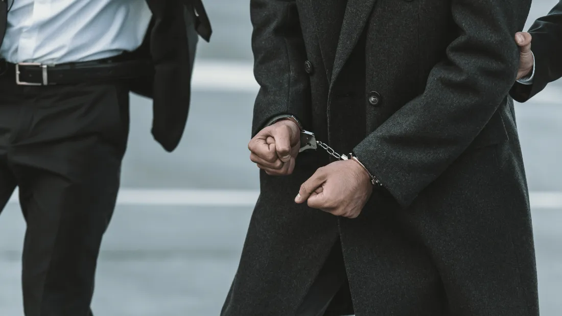 Arrestation homme menottes