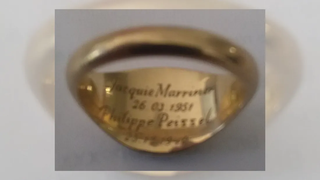 La chevalière en or, gravée, appartenait à une Londonienne décédée il y a 14 ans.