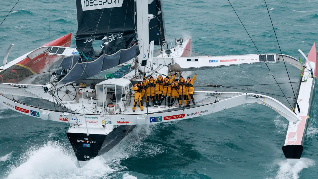 La navigatrice Alexia Barrier et ses six équipières à l'arrivée au large de Brest ce 26 janvier.