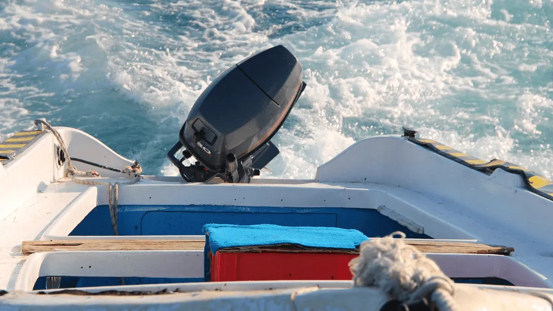 Le semi-rigide avait talonné une roche en pleine nuit à l’entrée du port de Concarneau.
