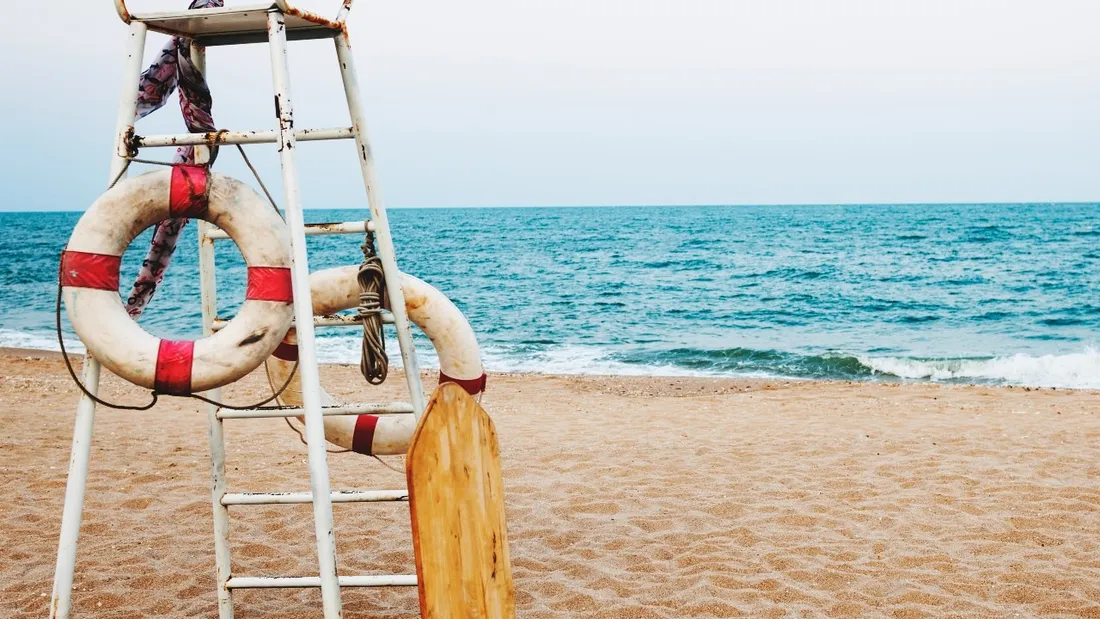 Les dangers cachés à la plage : L’ensablement volontaire, un jeu qui peut mal tourner