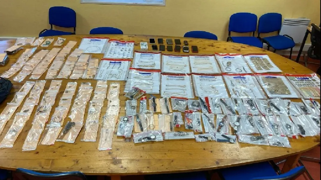 Les gendarmes ont saisi 452 bijoux et objets au total.