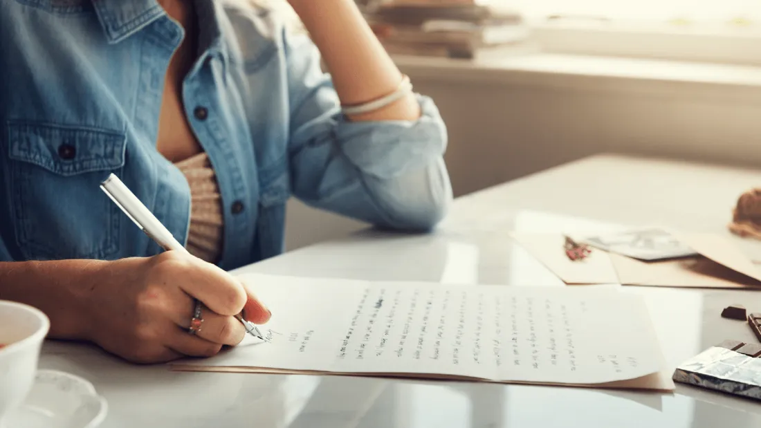 Fille qui écrit une lettre
